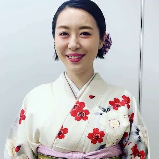 吉本新喜劇のインスタグラム：「【2021年目標】  皆様遅くなりましたが 新年明けまして おめでとうございます🎍 宇都宮まきさんから 新年ご挨拶&今年の目標 メッセージです🥰  2021年も宜しくお願い致します🙇‍♀️  #吉本新喜劇  #宇都宮まき」