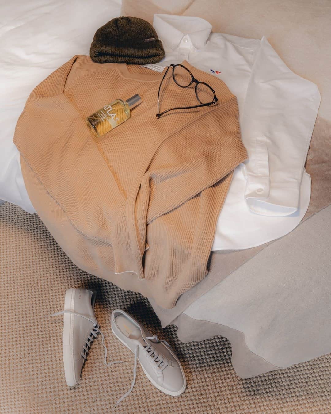 MR PORTERのインスタグラム：「When it comes to getting dressed - at the moment we keep finding ourselves edging towards a 'less is more' approach. This season, we’re ready to invest in some high-quality basics made from the best fabrics; clothes that will still look and feel right in a couple of years – think plain T-shirts, hoodies, cotton rollneck sweaters and long-sleeve polo shirts. These discreet pieces represent the casual side of minimalist style. Head to the link in bio to discover some of the most reliable essentials on MR PORTER right now.  Shop the story: Maison Kitsuné - Slim-Fit Button-Down Collar Logo-Appliquéd Cotton Oxford Shirt Common Projects - Achilles Premium Textured-Leather Sneakers Laboratory Perfumes - No. 25 Atlas Eau de Toilette, 100ml」