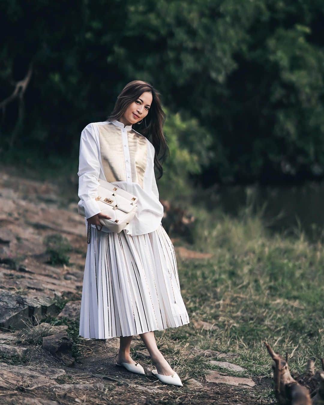 Ruby Kwanのインスタグラム：「All white with a little gold. ✨ Happy New Year 2021. #rougeclosetxvalentino  Outfit @maisonvalentino #pierpaolopiccioli #valentinoresort2021 Shoes & Bag #Valentino #RomanStud」