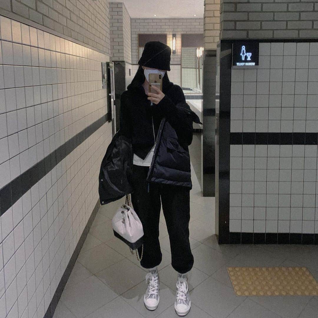 ユン・アラのインスタグラム：「머리 안감았을 때  벙거지가 역시 최고얌 🖤  내일 마켓 오픈하는데 왜케 떨리쥬...😳😳!??」