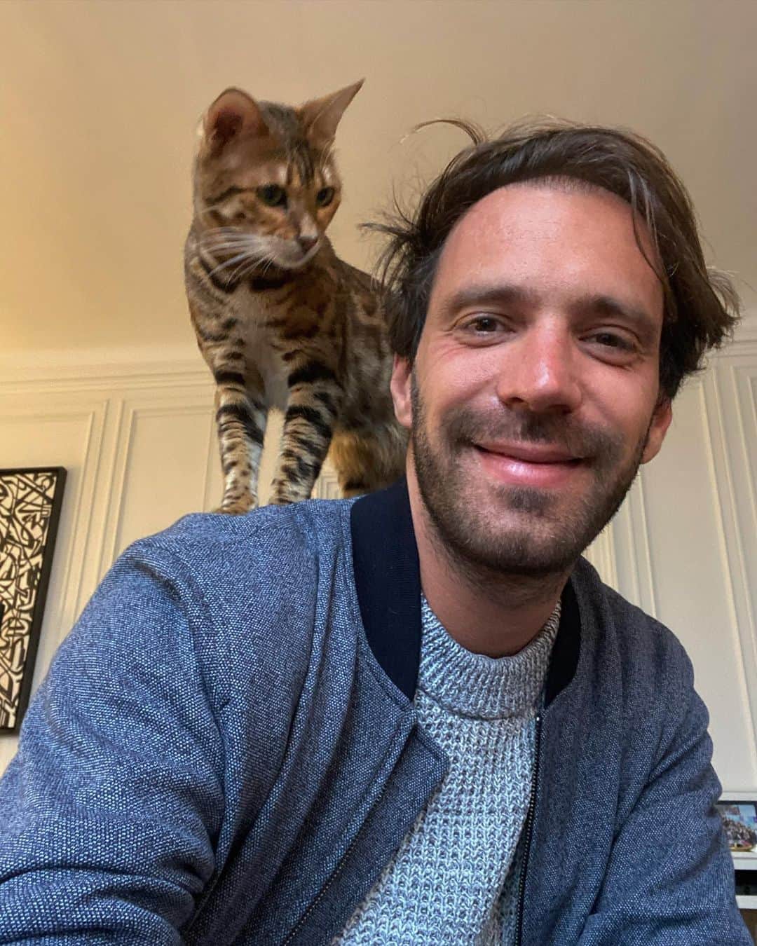 ジャン＝エリック・ベルニュのインスタグラム：「I have a feeling someone is looking over my shoulder :)」