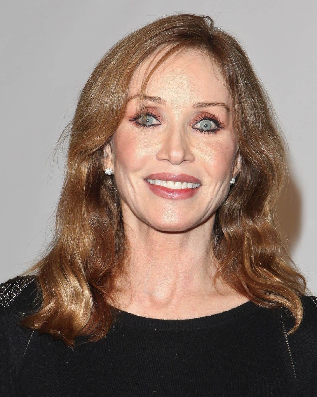 E! Onlineさんのインスタグラム写真 - (E! OnlineInstagram)「Tanya Roberts' longtime partner received the shocking news that she was still alive while in the middle of an interview. See the emotional moment he got the call from the hospital, at the link in our bio. (📷: Getty)」1月6日 0時15分 - enews