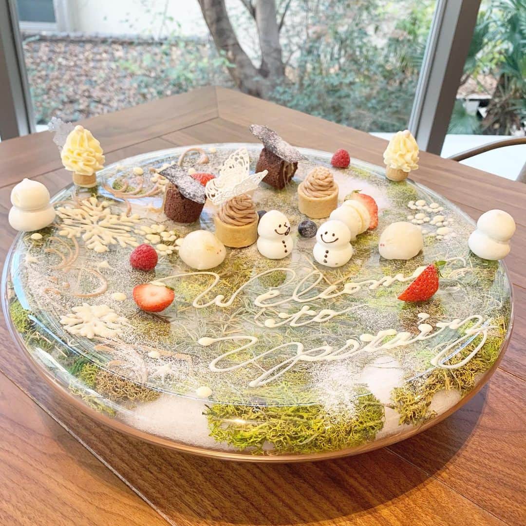 岡本麻佑のインスタグラム：「. お料理の後、デザート食べた後にまさかのサプライズデザート☃️💕可愛過ぎんか😩✨まみちゃんもまゆもコース内容も全く把握出来てなかったから最後に出てきてビックリした❤」