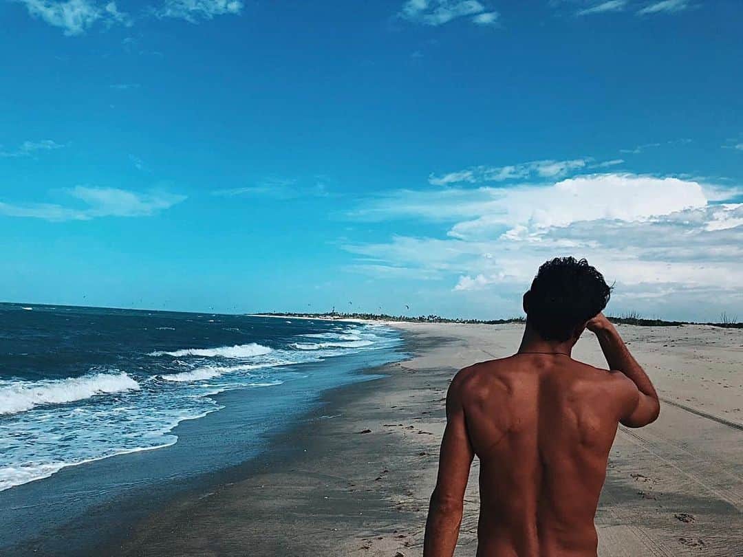 マーロン・テシェイラのインスタグラム：「—- “Expecting nothing I just keep walking with a calm heart, singing, feeling and  appreciating everything.” 🌻🐒✌🏽—- “Sem expectativas sigo caminhando com o coração tranquilo, cantando, sentindo e apreciando tudo.” 👣💙🌞💦 sem expectativas  apreciamos tudo bem melhor. 🌻🐒✌🏽 —- 🎩...Peace&Light...♻️ —- #HooLugar 💫🙏🍀 #BarraGrande #Piaui #GoodVibesOnly」