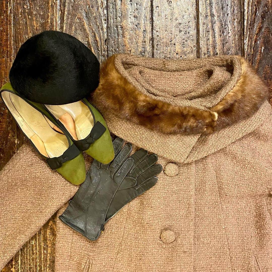 NUTTY Vintage&Collectibleのインスタグラム：「🇺🇸NEW ARRIVAL🇺🇸 from U.S.A.  ☑︎vtg "Lilli Ann" cocoa mink collar long  coat  優しいブラウンカラーのコートにはコーディネートをピリッとしめてくれるようなはっきりとした色を合わせて。  ブラウンとカーキの落ち着いた色の組み合わせがほっこりした雰囲気にしてくれます＊  バイヤー選りすぐりの アメリカより買い付けたばかりのNEWアイテムは メンテナンス後、順次お出ししております！  SNS掲載アイテムは通販も可能ですので お気軽にお問い合わせ下さい💌  NUTTYで今冬のお洒落を お楽しみいただけますように…♡  ┈┈┈┈┈┈┈┈┈┈┈┈┈┈┈┈┈  🎉2021🌅新春初売りSALEのお知らせ🎉 1/2(月)12:00〜1/17(日)  🎍新着商品を含む店内チケットのついたアイテム10%OFF〜50%OFF！  店頭＆ONLINE STORE共にどうぞお楽しみ下さい🔜」