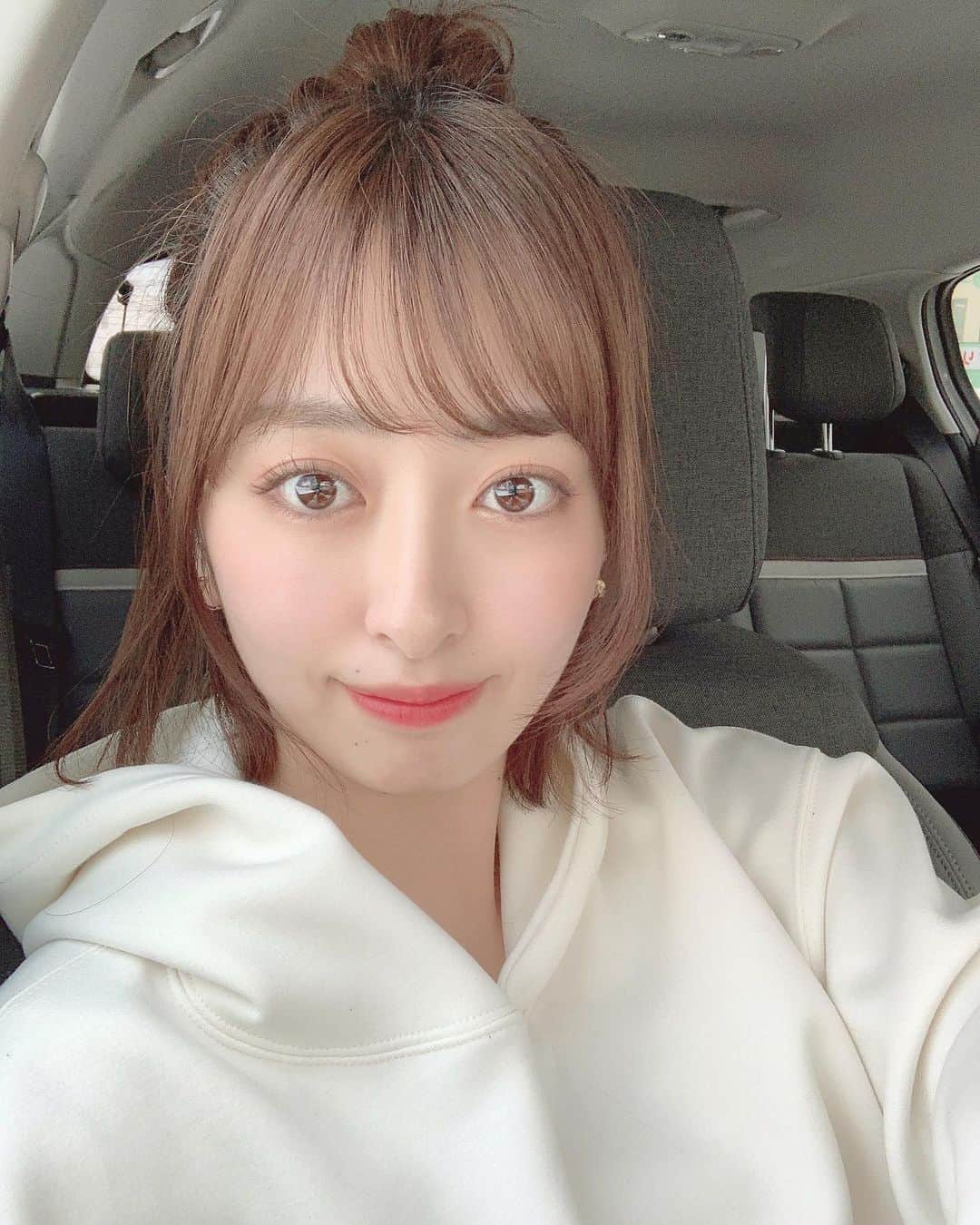 兼田日向子のインスタグラム：「明けましておめでとうございます！ もう6日だけど、、、🥺 1/5は妹の誕生日。 みんなでお祝いしたよ〜🌟 家族でお祝い出来る幸せに感謝(*´︶`*)❤︎  今日のリップは#romand のジュジュブ？です (私多分)イエベでも使えるピンクのリップ 最近のお気に入りです…🎀 しかも乾くとマスクにつかない！！ 唇カサカサ族の私でも乾燥しない😳👄   #アホ毛の抑え方#教えてください  #ボブアレンジ#ハーフアップお団子#romand#透明感メイク#サロモ#サロンモデル#ボブ#大学生」