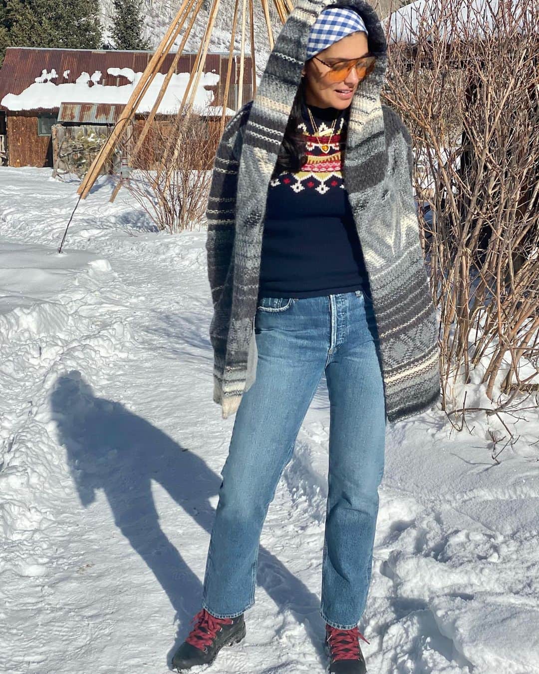 レイチェルロイさんのインスタグラム写真 - (レイチェルロイInstagram)「Layers ..🐻  Favorite flattering jean for all shapes & styles; the Lana, in vignette by @agolde  Cardigan @rachel_roy  #RachelRoy  #coloradomountains  #layeredlooks  #winterstyle」1月6日 0時21分 - rachel_roy