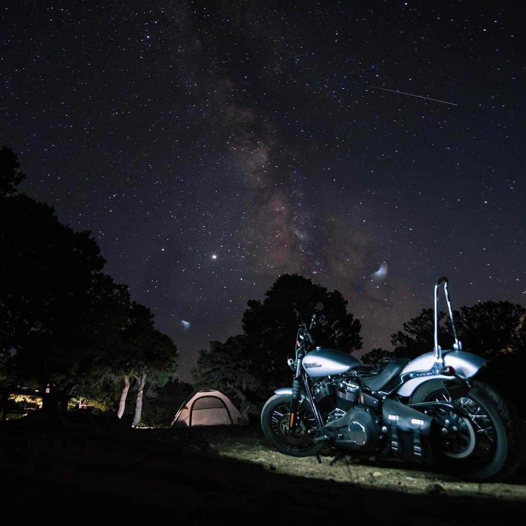 Harley-Davidson Japanさんのインスタグラム写真 - (Harley-Davidson JapanInstagram)「天空のシネマスコープ。#ハーレー #harley #ハーレーダビッドソン #harleydavidson #バイク #bike #オートバイ #motorcycle #ストリートボブ #streetbob #fxbb #ソフテイル #softail #キャンプ #camp #空 #sky #夜空 #nightsky #情景 #scene #自由 #freedom」1月6日 0時22分 - harleydavidsonjapan