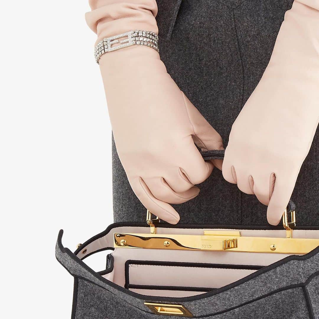 Fendiさんのインスタグラム写真 - (FendiInstagram)「The modern, minimal opulence of the new #FendiPeekaboo bag shines through its dimensional, contrasting finishes – a mélange flannel exterior and lustrous satin lining. Find this and more seasonal statement-makers at Fendi.com. #FendiFW20 #FendiTimepieces」1月6日 0時32分 - fendi