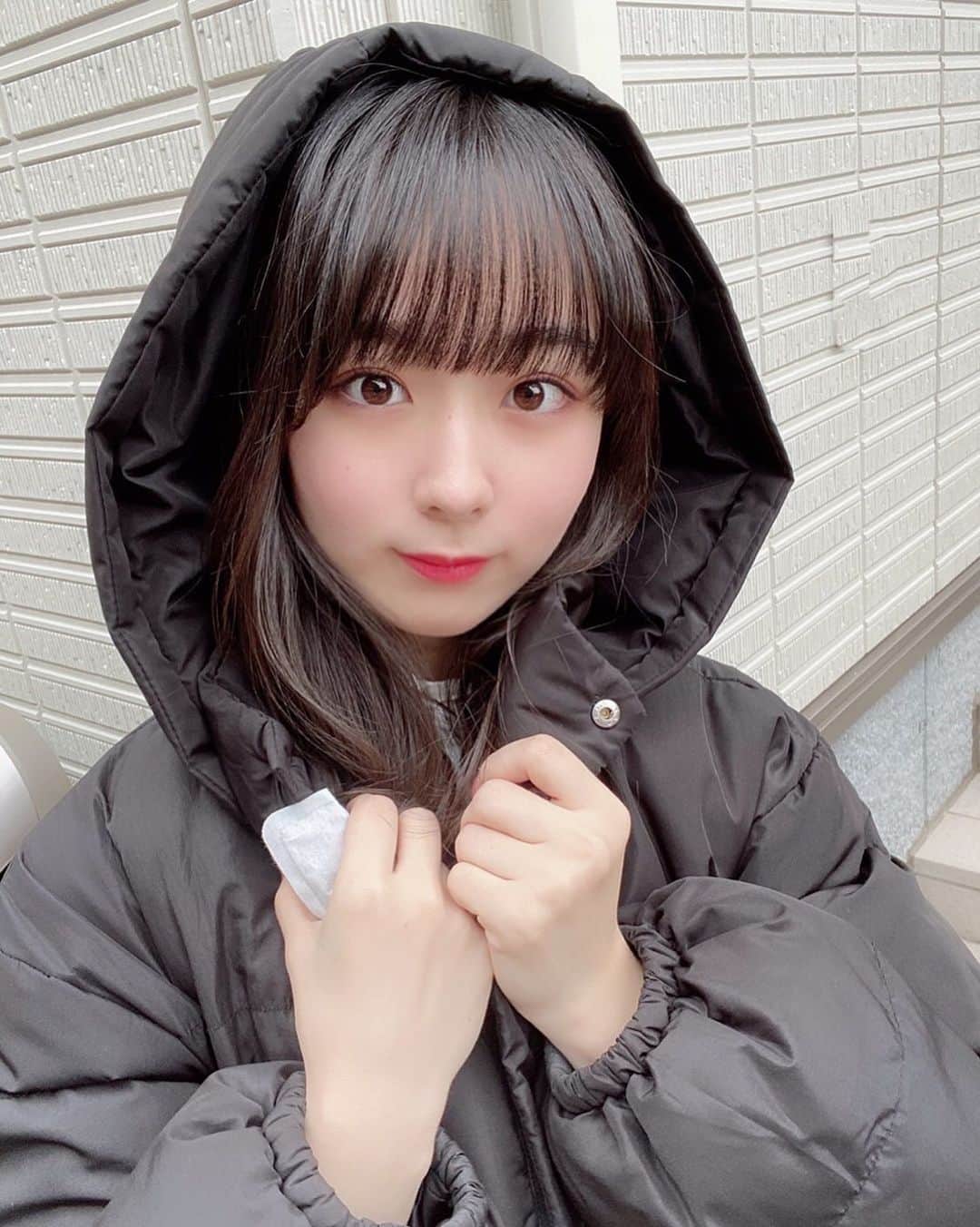高田もものインスタグラム：「. 久しぶりに髪巻いた〜！！！ . ふゆなのでほっかいろもってます🔥 . あったかい . かしこ . #高田もも #かしこってなに #かしこ #かみやど #ひらがなかみやど #あいどる #アイドル #japaneseidol #idol #instagood #instagram #ミスid2021 #ミスid #アウター #冬 #カイロ #ホッカイロ #巻き髪」