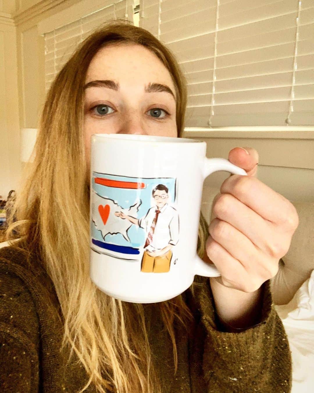 クリステン・コノリーのインスタグラム：「@bcrow912 has given my mug collection a truly giant boost ❤️😌☕️」