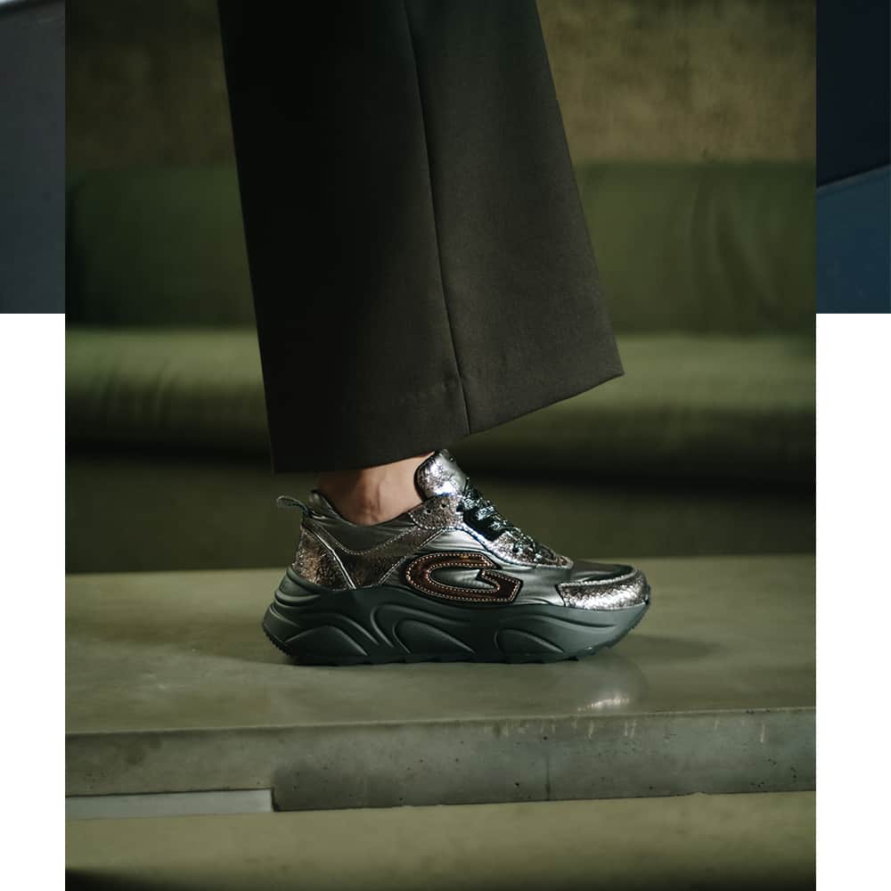 アルベルトガルディアーニのインスタグラム：「Illuminate your path with #Guardiani #WomenShoes this season.」