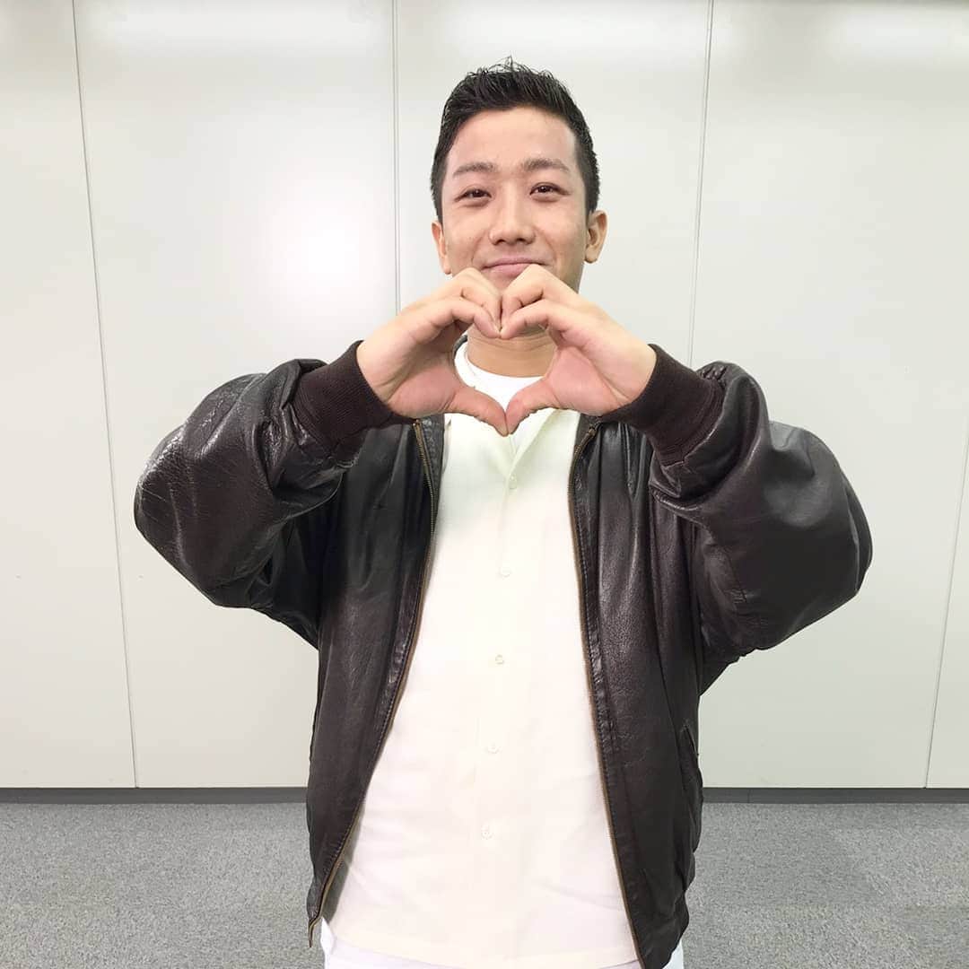 TBS「はやドキ！」のインスタグラム：「1月1日に自身初のアルバムを発売した﻿ 瑛人さんを直撃🎤﻿ ﻿ アルバムのタイトル「すっからかん」の意味を聞くと、﻿ 13曲の収録曲をリリースしたことで﻿ 瑛人さんの完璧に出来上がっていた曲が0個になってしまったそう！﻿ ﻿ さらに、ミュージックビデオでは﻿ 憧れの飯豊まりえさんとも共演した瑛人さん☺️﻿ 新曲を作ってまた共演したいとも話していました🎵﻿ ﻿ ﻿ 瑛人さん、ありがとうございました❗️﻿ ﻿ ﻿ 皆川﻿ ﻿ ﻿ #瑛人 さん﻿ #直撃🎤﻿ #はやドキ﻿ #tbs」