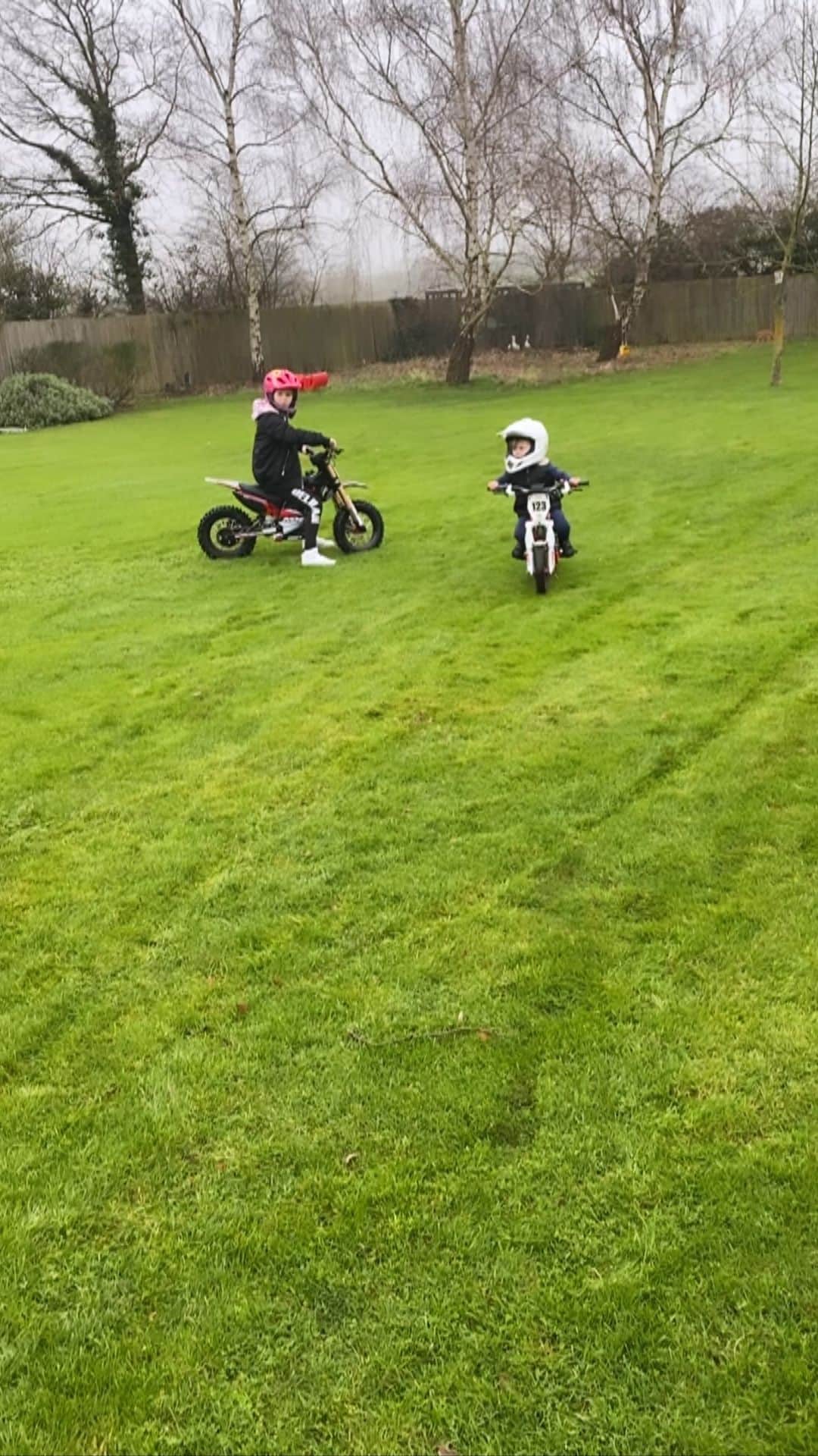 マーク・カヴェンディッシュのインスタグラム：「This got a lot of ❤️ on my stories, so here’s a bit more..  There’s no denying these 2 have Manx blood! 😂🇮🇲 Delilah is 8, but Casper getting on his @osetbikes at 2 years old has just blown me away. 2 wheel life!」