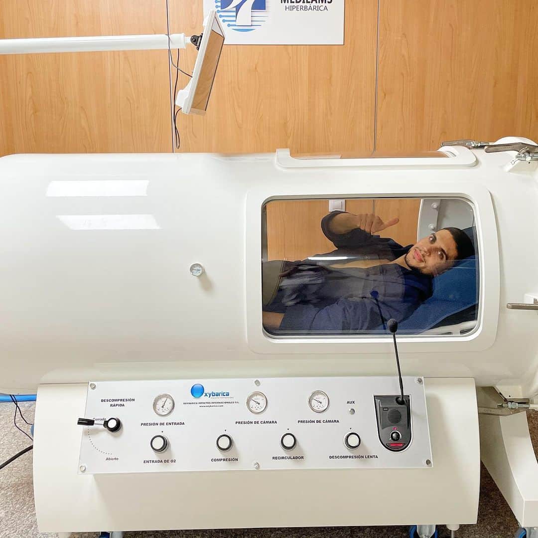 マルク・バルトラのインスタグラム：「En la sala de oxígeno buscando al impostor... 🛸😜 Seguimos con la recuperación complementando el trabajo físico y de fisio con la cámara hiperbárica, respirando oxígeno puro al 100% con la presión por encima de la atmosférica.  Volveremos más fuertes! 🚀」