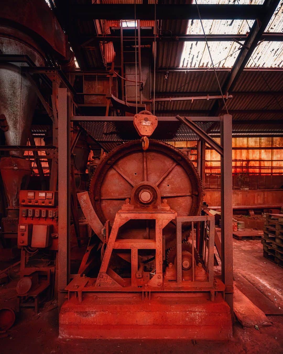 啝 （わ）のインスタグラム：「Red factory 𓆲 𓆲 𓆲 #abandonedafterdark #urbex_supreme #desertedplaces #abandon_seekers_ #urbex_regards #welcometwoneverland #kings_abandoned #abandonedcentral #the_urbex_institute #renegade_abandoned #rsa_preciousjunk #glitz_n_grime #gotrespassing #savethedecay #bandorebelz #abandoned_addiction #abandoned #urbex #global_urbex #urbex_utopia #abandonig #allabandoned #urbex_kings #sombrexplore #grime_lords #urbxtreme #all_is_abandoned #discarded_butnot_forgotten #廃墟 #made_in_decay」
