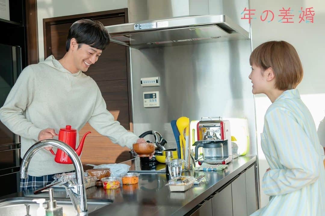 「年の差婚」ドラマイズム【公式】のインスタグラム：「. ／ ドラマ #年の差婚 💗放送まで 1時間切りました✨✨(ドキドキ) ＼  MBS 25:15〜 TBS 25:43〜👏👏  1.2話をまだ観てない方、 いらっしゃいます...？🥺🥺♡ https://tver.jp/corner/f0064044  ☝︎今のうちに是非ご覧くださいね❕  新年初めの #キュン を #年の差婚 で...💗  #葵わかな #竹財輝之助 #松本若菜 #小野寺晃良 #吉野北人 #河井青葉 #徳井優 #吹越満 #原因は自分にある。#hankun #ドラマイズム #ほっこりキュン  #ショーンキュン」