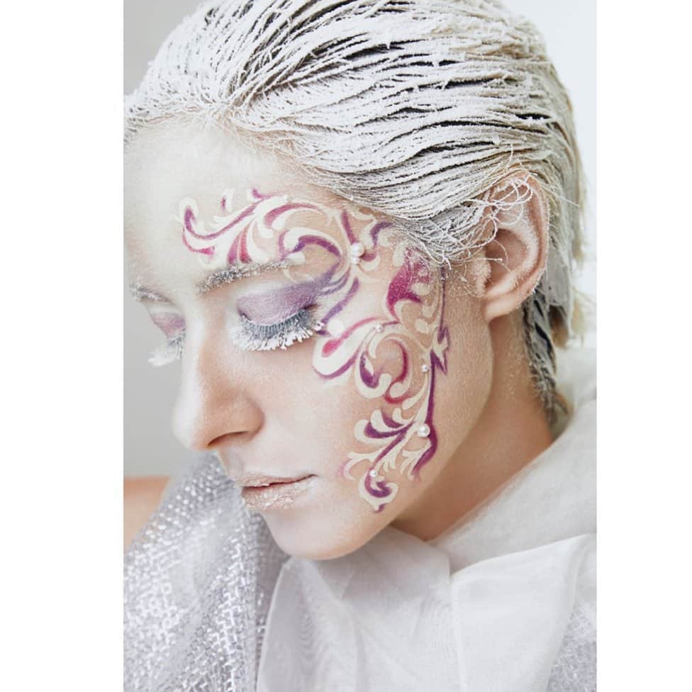 のインスタグラム：「Snow fairy❄︎ Direction&makeup @tmm_238  Photographer @tomohiroinazawa  Retoucher Yoshiharu Kazama Model @i_am_cesca  Hair @_nozomi0118_  . . . . .  . #Snowfairy#snowpaint #airbrush#artmakeup #スノーパウダー#エアブラシ  #アートメイク#フェイスペイント #ホワイトの世界#クリエーション #中村巴美#tomominakamura」