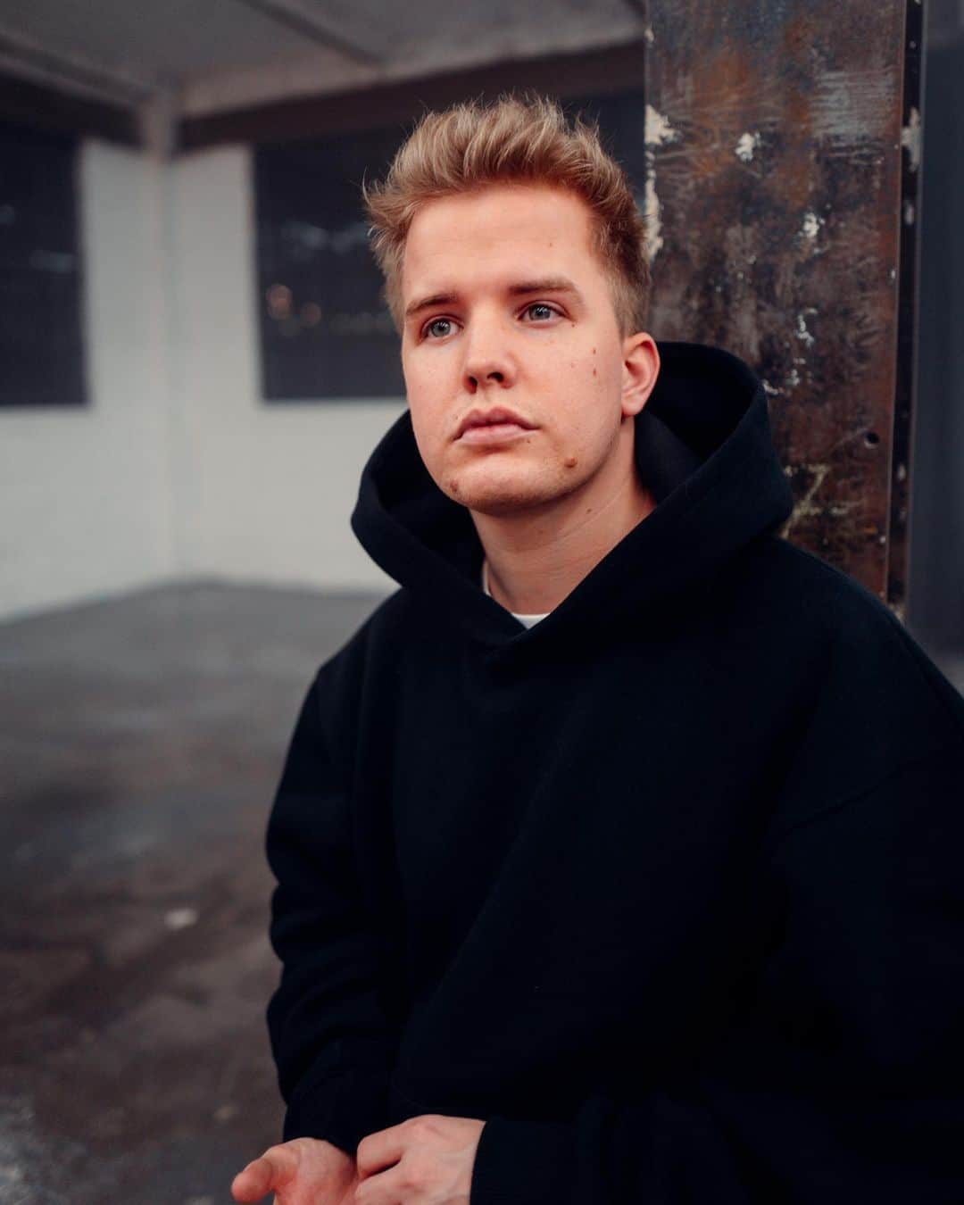 Kayefのインスタグラム：「Ich hab so Bock euch die neue Mucke zu zeigen die ich in der Pipeline hab 🙌🏻 Bald gibt‘s die nächste Single! 🔥 #kayef」