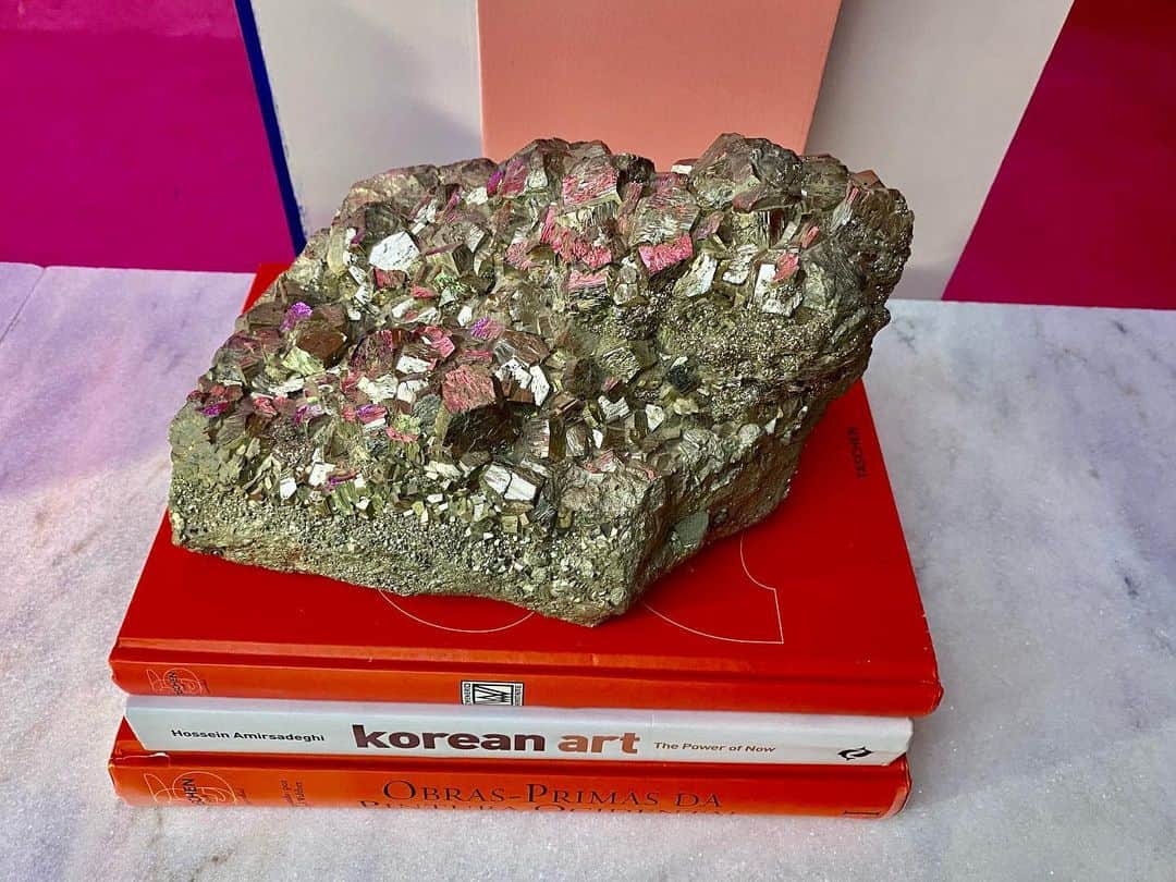 Giovanna Antonelliのインスタグラム：「O termo “pirita” vem do grego que significa “pedra de fogo” por formar faíscas quando batida com outra pedra ou golpeada com um martelo. Tanto os gregos como os romanos acreditavam que o segredo do ouro estava guardado ocultamente na Pirita, isso por causa de sua cor e do seu brilho. Por isso também essa pedra é ligada à riqueza, poder e quem possuía uma pedra brilhante dessa, era considerado cheio de sorte e sobretudo de muito empoderamento. E na medicina homeopática era utilizada para curar as doenças respiratórias e trazer vitalidade. Como a pedra Pirita é conhecida por trazer prosperidade, geralmente ela é utilizada de diversas maneiras: sensação de bem-estar; prosperidade; amor; traz coragem; libera medos e frustrações; autoconhecimento; purificação energética; promove paz; atrai riquezas; Ahhhh! Já quero uma!!!!!!! 🙌🏻🌈」