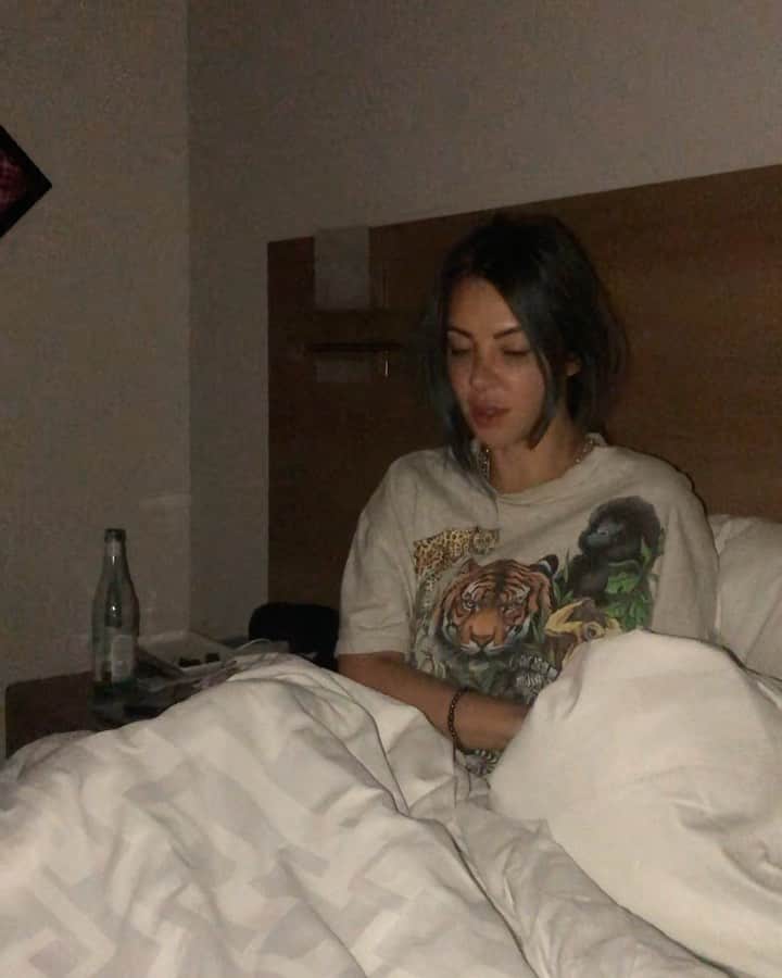 アリソン・ワンダーランドのインスタグラム：「Yes I know I look like a mess here but found this video on my phone. It was taken at 5am the night before my first red rocks show. I couldn’t sleep. All I could think about was the show. The music. The lights. The visuals. The energy. The zone. I want to share the other side of what you don’t see when I am creating something for you guys. It’s all I think about.」
