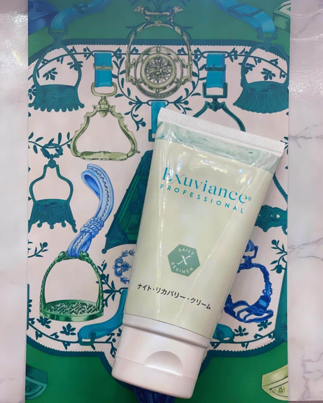 Erenaのインスタグラム：「🌿🌱Exuvianceﾅｲﾄ.ﾘｶﾊﾞﾘｰ.ｸﾘｰﾑ🌱🌿 (保湿力に優れた夜用保湿ｸﾘｰﾑ) @exuviancejp / @toku.tamu 潤いを逃がさない強力ｱﾝﾁｴｲｼﾞﾝｸﾞｸﾘｰﾑ✨🤩✨ シミ・シワ・たるみが気になる人のお悩みを飛ばしてくれる超リッチクリームだよ👏👏👏 皮膚科医が研究を重ねて作ったこの冬お勧めアイテム🧬👩🏼‍🔬👨🏼‍🔬🧪 全身に使えるので手荒れに悩む方はハンドクリームとして使うのもGoodだよ♡♡ . . #エクスビアン#exuviance#トクもタム#tokutamu#usa#マルチファンクションバイオニックセラム#美容液#圧倒的保湿力#アンチエイジング#美容#乾燥から肌を守る#艶肌#オーガニック#自然#グリーン#緑」