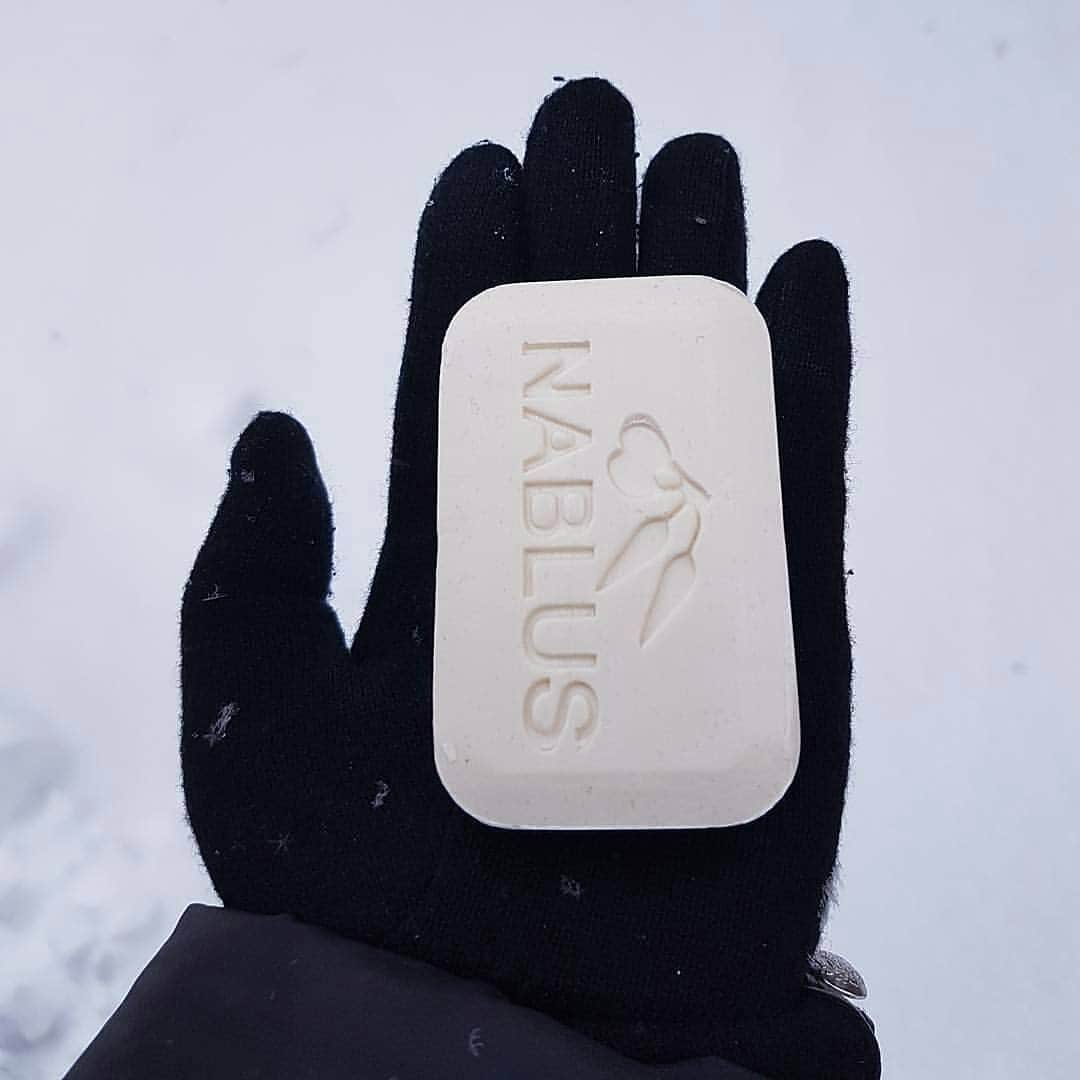 Nablus Japanのインスタグラム：「冬の乾燥、いくら保湿化粧水やクリームを使っても肌がカサカサのまま、ということはありませんか？ まずは、洗顔する保湿石鹸にこだわってみてください。 洗い上がりはさっぱりなのに、しっとりがキープできるのがナーブルスソープです。  #ナーブルスソープ #オーガニック石鹸  #オーガニックコスメ #オーガニックソープ #乾燥肌  #ストレスケア #nablussoap」