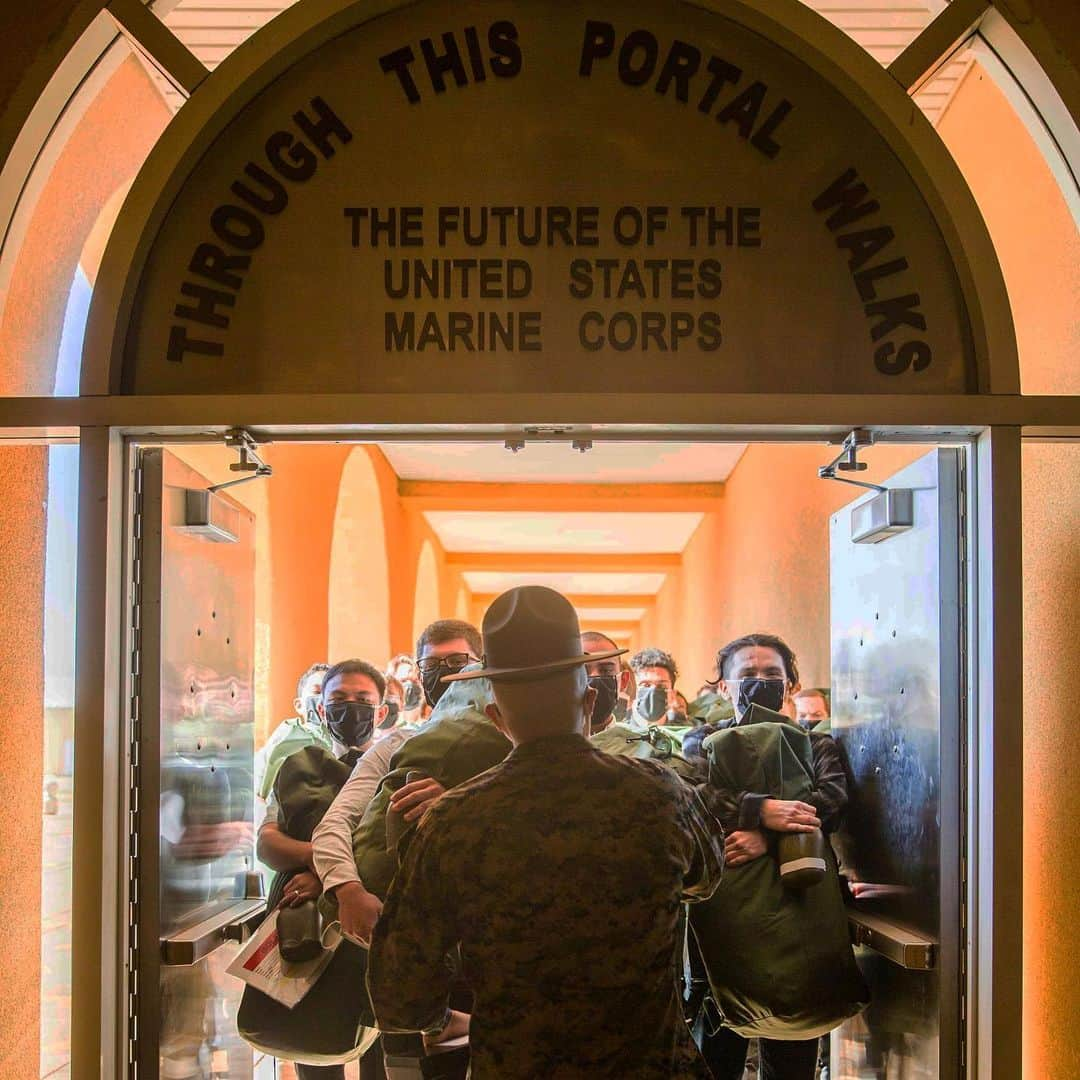 アメリカ海兵隊さんのインスタグラム写真 - (アメリカ海兵隊Instagram)「The Future  New recruits stand in formation during receiving at @mcrdsd.  Once off the bus, they immediately begin the transformation from civilian to Marine. (U.S. Marine Corps photo by Lance Cpl. Grace J. Kindred)  #USMC #Marines #Military #BootCamp」1月6日 10時14分 - marines