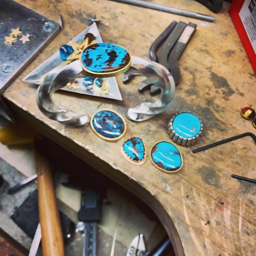 コディ サンダーソンのインスタグラム：「looks like #3 is the stone of choice.  I’m excited to see how it will turn out.  #navajojewelry #silver  #turquoise」