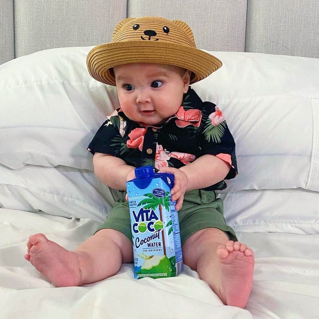 Vita Coco Coconut Waterさんのインスタグラム写真 - (Vita Coco Coconut WaterInstagram)「Even if you can't take a vacation you can always put on your finest Hawaiian shirt, sip a coconut water, and try *really hard* to imagine you're not sitting on a bed, but a chaise lounge on the beach.」1月6日 10時22分 - vitacoco