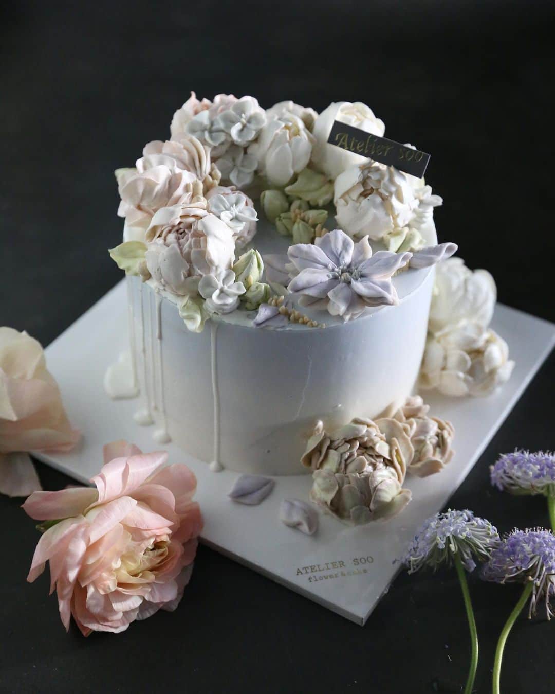 청담 수케이크 (atelier soo)さんのインスタグラム写真 - (청담 수케이크 (atelier soo)Instagram)「ㅡ 다시시작.될올해커리큘럼점검중 뾰족한잎을배우는마지막시간의작품 한잎한잎.이유가있는.예쁘고실용적인기초반의케이크 2021년.다시기본과초심으로돌아가기 🤍 ㅡ Atelier soo flowercake - Basic class 바닐라.라즈베리케이크 그라데이션 아이싱  ㅡ 2021.상상력.사교성.즉흥성.웃음.경이감 #flower #cake #flowercake #partycake #birthday #bouquet #buttercream #baking #wilton #weddingcake ㅡ www.soocake.com」1月6日 10時23分 - soocake_ully