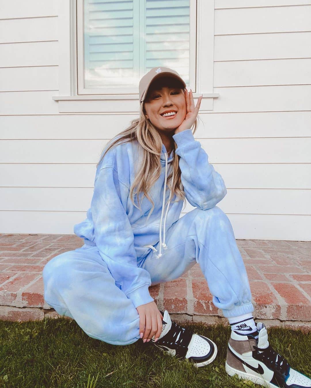 Lauren Riihimakiのインスタグラム：「my body is too precious to wear things that aren’t soft and fuzzy and that’s the energy I’m keeping for 2021 ☁️」
