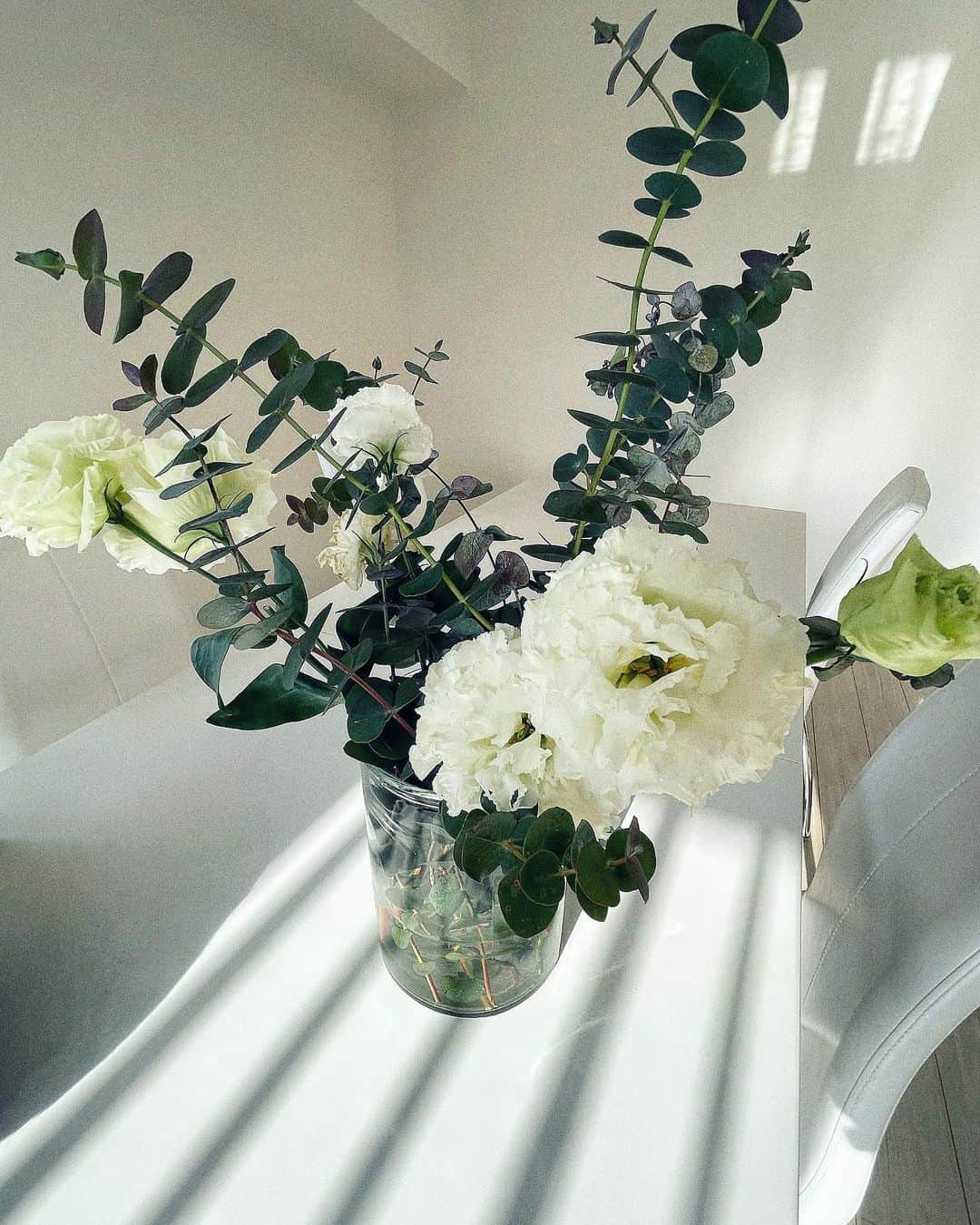 里海のインスタグラム：「おうちタイム🌷🌼🌹🥀  冬は　#ユーカリ　が雰囲気を出してくれますね🥰」