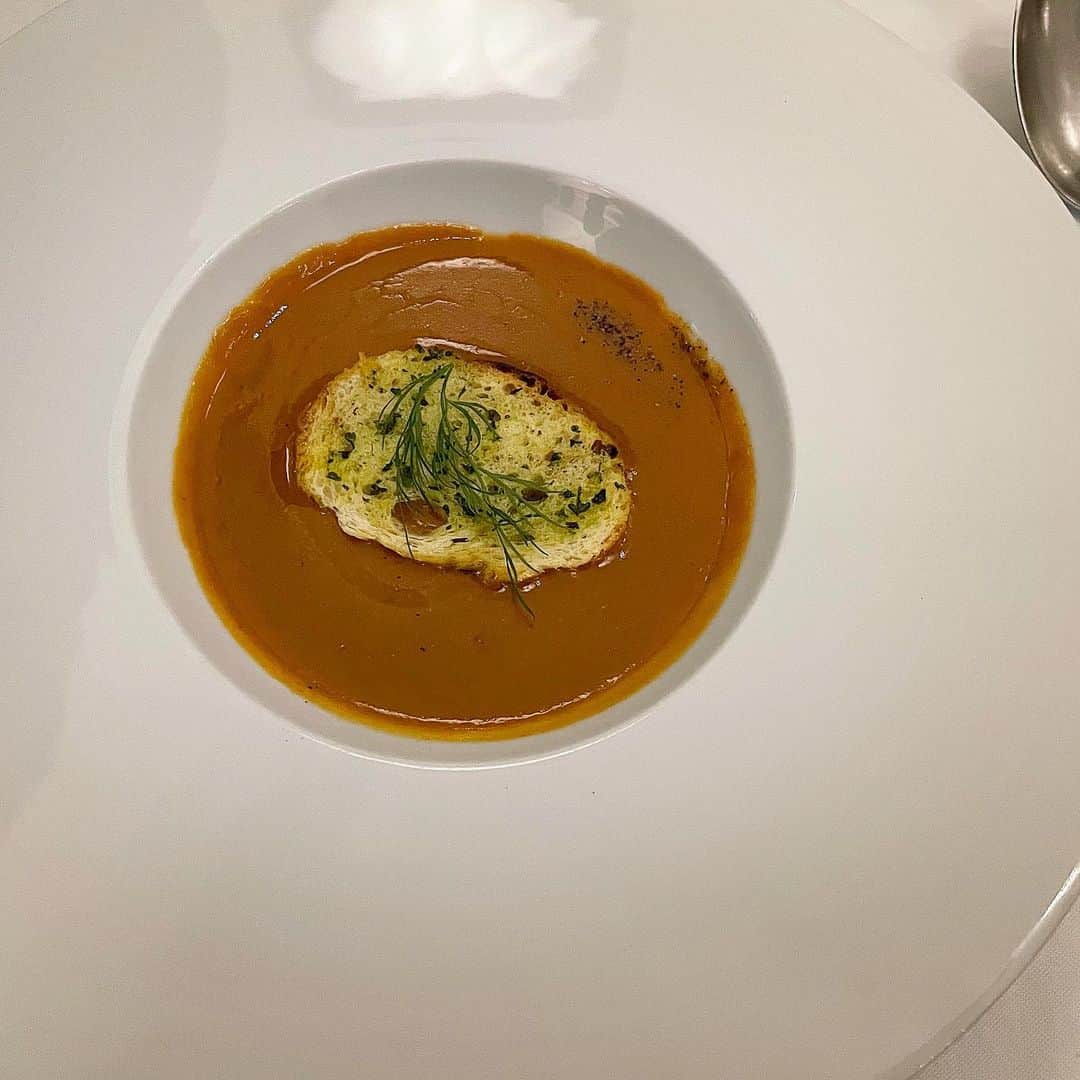 Mika Jimboさんのインスタグラム写真 - (Mika JimboInstagram)「【12/31もやってるステーキ屋さん🥩2020最後の晩餐🙋🏽‍♀️】﻿ ﻿ 年末の話だけど、﻿ 2020年最後に食べたのはステーキ💯﻿ ﻿ ふと、﻿ ステーキ食べなくない？ってなって探して見つけたやってたお店🔥﻿ ﻿ 六本木一丁目のBLT STEAK ROPPONGI で最後の晩餐🤭﻿ ﻿ 31日にやってるなんてなんて優しいの😂﻿ ¥12,000のコースをお願いして、超絶お腹いっぱいで幸せな気持ちで年を納めることができたよね☺️﻿ ﻿ ステーキ屋さんってサービスいいから好き❤️﻿ お肉はフィレが美味しかった❤️﻿ ﻿ 少しサラダとか味が濃いなと思ったけど、﻿ ついてくるもこもこのパンが美味しすぎてそれを食べさせる罠だな🪤と思って問題ないかってなった😀😀﻿ ﻿ とりあえず、﻿ 胡椒が超でかいから笑わないようにね？☺️﻿ ﻿  ごちそうさまでした❤️  #六本木一丁目#六本木一丁目グルメ#六本木一丁目ディナー#六本木#六本木グルメ#六本木ディナー#港区#港区グルメ#年越しディナー#年越しごはん#年越しグルメ#年末年始#bltsteak#ステーキ#ステーキディナー」1月6日 10時33分 - mikajimbox