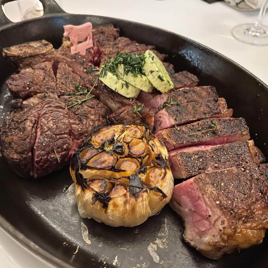 Mika Jimboさんのインスタグラム写真 - (Mika JimboInstagram)「【12/31もやってるステーキ屋さん🥩2020最後の晩餐🙋🏽‍♀️】﻿ ﻿ 年末の話だけど、﻿ 2020年最後に食べたのはステーキ💯﻿ ﻿ ふと、﻿ ステーキ食べなくない？ってなって探して見つけたやってたお店🔥﻿ ﻿ 六本木一丁目のBLT STEAK ROPPONGI で最後の晩餐🤭﻿ ﻿ 31日にやってるなんてなんて優しいの😂﻿ ¥12,000のコースをお願いして、超絶お腹いっぱいで幸せな気持ちで年を納めることができたよね☺️﻿ ﻿ ステーキ屋さんってサービスいいから好き❤️﻿ お肉はフィレが美味しかった❤️﻿ ﻿ 少しサラダとか味が濃いなと思ったけど、﻿ ついてくるもこもこのパンが美味しすぎてそれを食べさせる罠だな🪤と思って問題ないかってなった😀😀﻿ ﻿ とりあえず、﻿ 胡椒が超でかいから笑わないようにね？☺️﻿ ﻿  ごちそうさまでした❤️  #六本木一丁目#六本木一丁目グルメ#六本木一丁目ディナー#六本木#六本木グルメ#六本木ディナー#港区#港区グルメ#年越しディナー#年越しごはん#年越しグルメ#年末年始#bltsteak#ステーキ#ステーキディナー」1月6日 10時33分 - mikajimbox