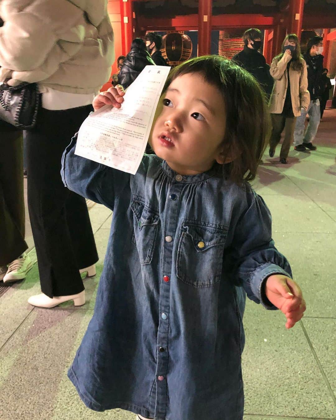那須久美子のインスタグラム：「遅めの初詣⛩  みんなの健康を祈ってきました✨  初めて自分で引いたおみくじは吉でした✨  でもとってもいいことが書いてあったのでよかったね✨  #2021 #2歳8ヶ月 #初詣　#浅草　#浅草寺　#おみくじ」