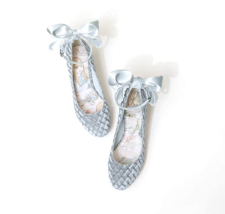 mayla classicさんのインスタグラム写真 - (mayla classicInstagram)「【この投稿をご覧の皆さまへ】﻿ いいね＆コメント＆保存をして﻿ マイラクラシックの活動の応援を﻿ よろしくお願いします🎀﻿ ﻿ 本日1/6は 『アルプスの少女ハイジ』が1974年に初回放送された記念日✨  皆さん、御覧になった事はございますか？  わたしとちずちゃんは、同時期に全作品を一緒に見直したのですが 一話一話、感動の連続で 心が綺麗になっていくような感覚を感じておりました。  大人になった今 是非、もう一度皆さんに御覧いただきたいとても大好きな作品です。  そこで、初回放映日を記念しましてアルプスの少女ハイジ 「1974年初回放映日」  記念キャンペーンを開催させていただく事になりました。  コラボレーションアイテムを特別価格でお届けさせていただきます✨ また、サンクリエートさんから特別なプレゼントもいただきました💕  先着50名様に 「ぬいぐるみフィンガーパペット クララ」をプレゼントさせて頂きます♥️ ﻿ 🎀ノベルティイベントも同時開催中🎀﻿  マスクをつけていても快適で可愛く キャロディ・ヘアオブジェマスクリーフ ﻿﻿ ＼数量限定／﻿ 24,000円以上ご購入いただいたお客様に﻿ 先着順でプレゼントさせていただいております🎁﻿ ﻿ 10カラーの内、どちらのカラーが届くかはお楽しみ！﻿ クーポンコードは﻿ ストーリーに記載しておりますので﻿ 是非❣️ご覧下さいね。  #クララ #アルプスの少女ハイジ #ハイジ﻿ #アルプスの少女ハイジ展  #アルプスの少女 #アルプスの少女ハイジの世界 #ヨハンナシュピリ #johannaspyri #hirzel #マイラクラシック #maylaclassic ﻿ #体温が2度あがる靴」1月6日 10時41分 - maylaclassic_x