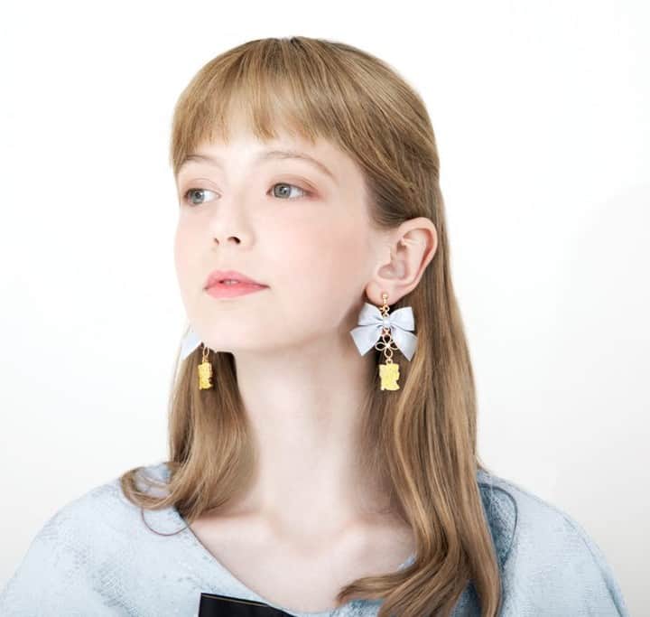 mayla classicさんのインスタグラム写真 - (mayla classicInstagram)「【この投稿をご覧の皆さまへ】﻿ いいね＆コメント＆保存をして﻿ マイラクラシックの活動の応援を﻿ よろしくお願いします🎀﻿ ﻿ 本日1/6は 『アルプスの少女ハイジ』が1974年に初回放送された記念日✨  皆さん、御覧になった事はございますか？  わたしとちずちゃんは、同時期に全作品を一緒に見直したのですが 一話一話、感動の連続で 心が綺麗になっていくような感覚を感じておりました。  大人になった今 是非、もう一度皆さんに御覧いただきたいとても大好きな作品です。  そこで、初回放映日を記念しましてアルプスの少女ハイジ 「1974年初回放映日」  記念キャンペーンを開催させていただく事になりました。  コラボレーションアイテムを特別価格でお届けさせていただきます✨ また、サンクリエートさんから特別なプレゼントもいただきました💕  先着50名様に 「ぬいぐるみフィンガーパペット クララ」をプレゼントさせて頂きます♥️ ﻿ 🎀ノベルティイベントも同時開催中🎀﻿  マスクをつけていても快適で可愛く キャロディ・ヘアオブジェマスクリーフ ﻿﻿ ＼数量限定／﻿ 24,000円以上ご購入いただいたお客様に﻿ 先着順でプレゼントさせていただいております🎁﻿ ﻿ 10カラーの内、どちらのカラーが届くかはお楽しみ！﻿ クーポンコードは﻿ ストーリーに記載しておりますので﻿ 是非❣️ご覧下さいね。  #クララ #アルプスの少女ハイジ #ハイジ﻿ #アルプスの少女ハイジ展  #アルプスの少女 #アルプスの少女ハイジの世界 #ヨハンナシュピリ #johannaspyri #hirzel #マイラクラシック #maylaclassic ﻿ #体温が2度あがる靴」1月6日 10時41分 - maylaclassic_x