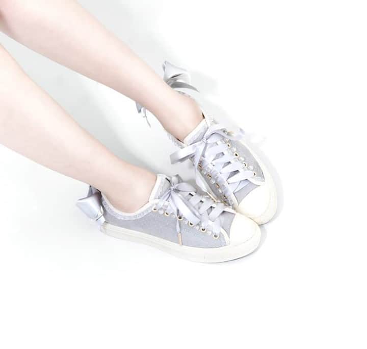 mayla classicさんのインスタグラム写真 - (mayla classicInstagram)「【この投稿をご覧の皆さまへ】﻿ いいね＆コメント＆保存をして﻿ マイラクラシックの活動の応援を﻿ よろしくお願いします🎀﻿ ﻿ 本日1/6は 『アルプスの少女ハイジ』が1974年に初回放送された記念日✨  皆さん、御覧になった事はございますか？  わたしとちずちゃんは、同時期に全作品を一緒に見直したのですが 一話一話、感動の連続で 心が綺麗になっていくような感覚を感じておりました。  大人になった今 是非、もう一度皆さんに御覧いただきたいとても大好きな作品です。  そこで、初回放映日を記念しましてアルプスの少女ハイジ 「1974年初回放映日」  記念キャンペーンを開催させていただく事になりました。  コラボレーションアイテムを特別価格でお届けさせていただきます✨ また、サンクリエートさんから特別なプレゼントもいただきました💕  先着50名様に 「ぬいぐるみフィンガーパペット クララ」をプレゼントさせて頂きます♥️ ﻿ 🎀ノベルティイベントも同時開催中🎀﻿  マスクをつけていても快適で可愛く キャロディ・ヘアオブジェマスクリーフ ﻿﻿ ＼数量限定／﻿ 24,000円以上ご購入いただいたお客様に﻿ 先着順でプレゼントさせていただいております🎁﻿ ﻿ 10カラーの内、どちらのカラーが届くかはお楽しみ！﻿ クーポンコードは﻿ ストーリーに記載しておりますので﻿ 是非❣️ご覧下さいね。  #クララ #アルプスの少女ハイジ #ハイジ﻿ #アルプスの少女ハイジ展  #アルプスの少女 #アルプスの少女ハイジの世界 #ヨハンナシュピリ #johannaspyri #hirzel #マイラクラシック #maylaclassic ﻿ #体温が2度あがる靴」1月6日 10時41分 - maylaclassic_x