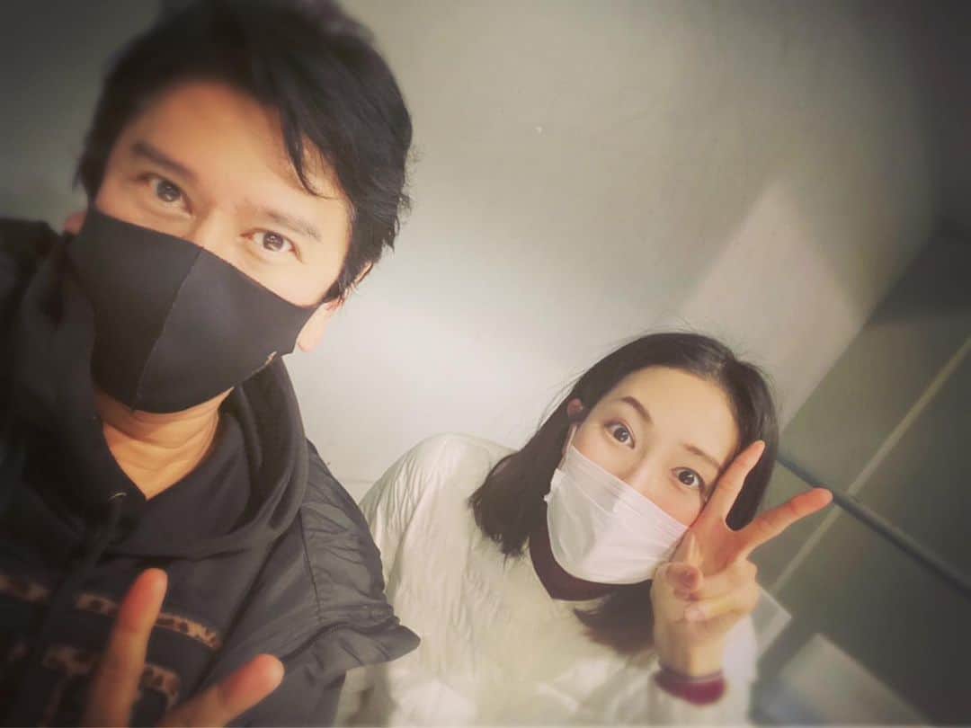 川崎麻世さんのインスタグラム写真 - (川崎麻世Instagram)「1/17〜24上演の舞台『夜明けのうた』で初共演する、元宝塚歌劇団の麻央侑希さん。 過去の舞台で相手役は9割くらいは元宝塚の方で他にも元宝塚の方とはかなり共演しているので、共通の知り合いから「真央侑希の事、よろしくお願いします」と言われていたから話しやすかった😊 昨日は初の通し稽古で全体的にいい感じだったよ👍  #麻央侑希 #元宝塚歌劇団  #元宝塚男役  #夜明けのうた #初共演です  #川﨑麻世 #川崎麻世」1月6日 10時46分 - mayokawasaki