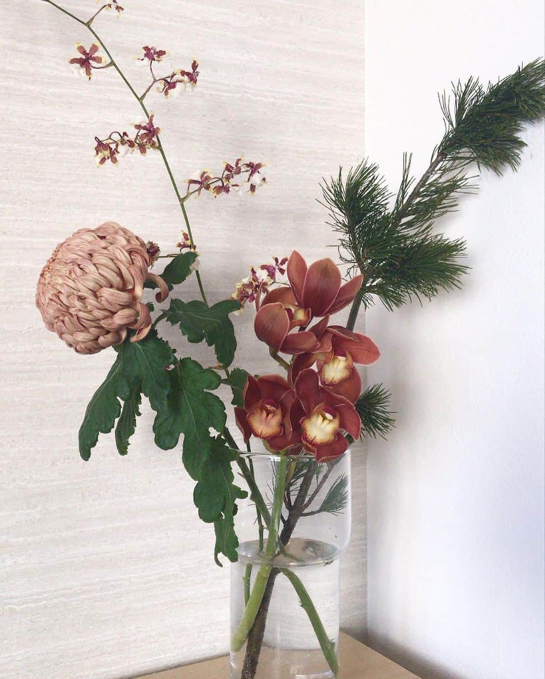 Michikoさんのインスタグラム写真 - (MichikoInstagram)「______ #newyear #2021 ✔️ . 喪中につき、しめ縄や門松は無し。 気分だけでも、切り花でお正月の雰囲気に😌 . 長持ちする花を選んだので、今日も元気に咲いています。 . . 私に限っては相変わらずお墓参りもできていないので、 夫の祖母をイメージして パープルを基調とした切り花も飾っています👵🏻🙏🏻😌 . . #newyear2021  #wishyouallthebest  . #よく質問があるフラワーベースは @lsainternational のものです .」1月6日 10時50分 - michiko.jp