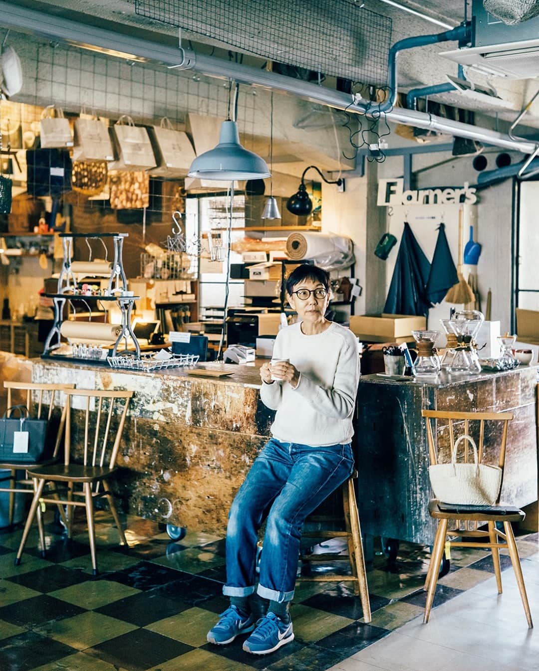 のインスタグラム：「『ファーマーズテーブル』店主・石川博子さん（@farmerstable_ebisu）の一日は、誰もいない店内でひとり静かにコーヒーを淹れるところから始まる。 最新号「おいしいコーヒーライフ」発売中です。（→p.46） photo : @kazumasa_harada #andpremium #アンドプレミアム #おいしいコーヒーライフ #lifewithgoodcoffee #coffee #cafe #珈琲 #石川博子 #ファーマーズテーブル #生活雑貨 #恵比寿」