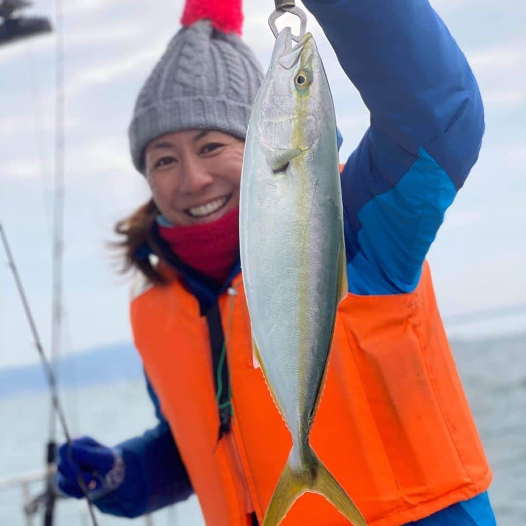 浅越しのぶさんのインスタグラム写真 - (浅越しのぶInstagram)「お正月休みは最後に船釣りに行きました〜。粘って粘って最後にやっと釣れたー！ #釣りガール#船釣り＃釣り初心者#はまち#明石海峡大橋#テニス」1月6日 11時01分 - shinobu_asagoe_official