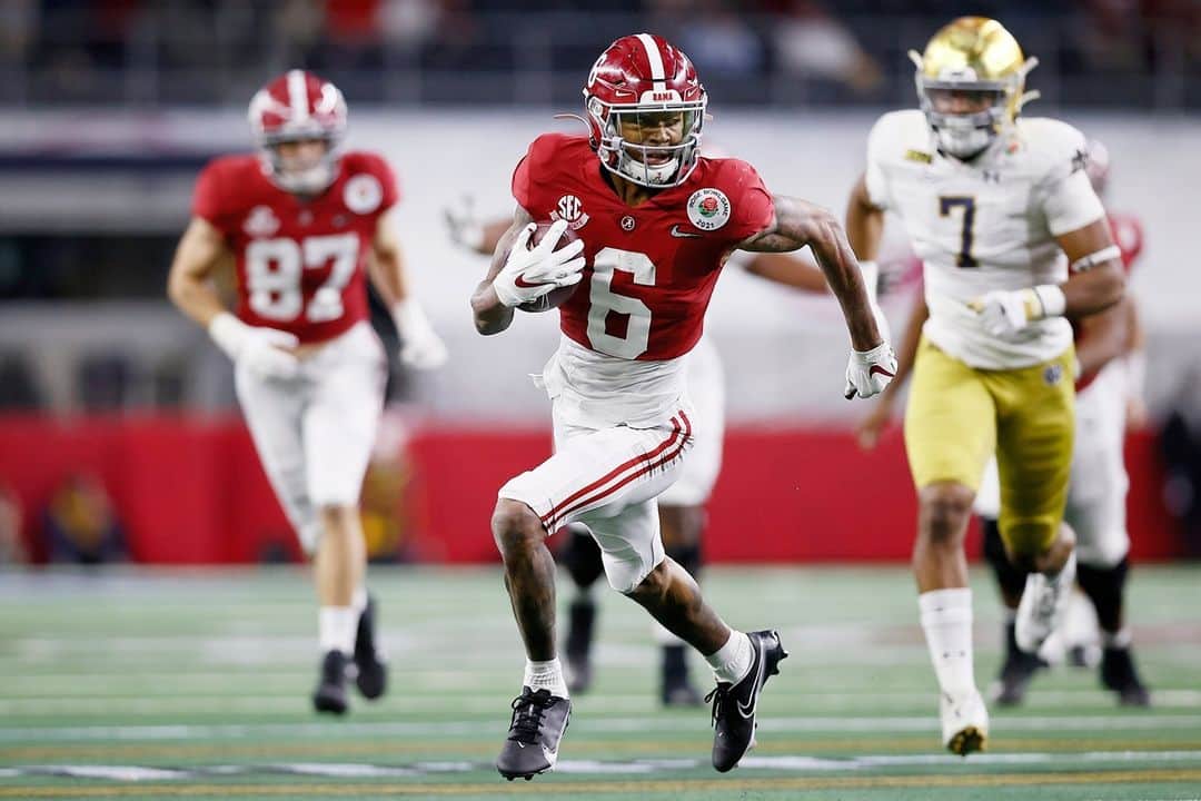 NBC Newsさんのインスタグラム写真 - (NBC NewsInstagram)「NEW: Univ. of Alabama's DeVonta Smith becomes first wide receiver to win the Heisman Trophy in nearly three decades, breaking the monopoly quarterbacks have had on college football's most prestigious award. Click the link in our bio to read more. ⁠ . ⁠ 📷 Tom Pennington / @gettyimages」1月6日 10時55分 - nbcnews
