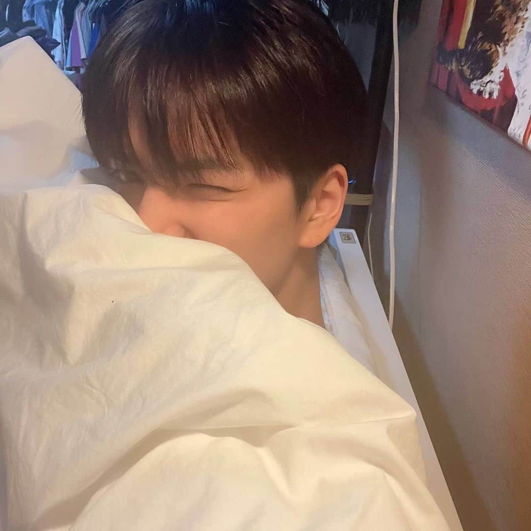 ヨンフンさんのインスタグラム写真 - (ヨンフンInstagram)「(영훈) 잘자요 더비 저도 잘게요 😄🌙  210105 THEBOYZ Twitter Update ❤️ #THEBOYZ #더보이즈 #YOUNGHOON #영훈」1月6日 11時09分 - younghoon.theboyz