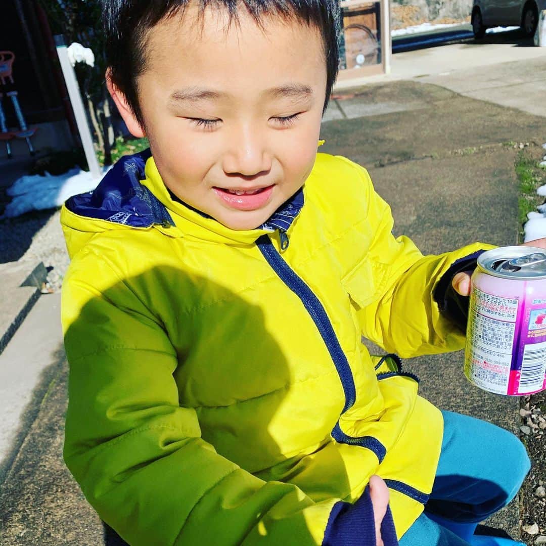 都竹悦子さんのインスタグラム写真 - (都竹悦子Instagram)「娘の小学校が始まり、 今日は息子と二人でお散歩。  久しぶりに太陽が気持ちいい！ 最高気温は4度予想だけど、お洗濯物も外に干しました。  #愛おしくて　#毎日が　#宝物　#5歳　#幼稚園は来週から新学期」1月6日 11時02分 - etsukotsuzuku