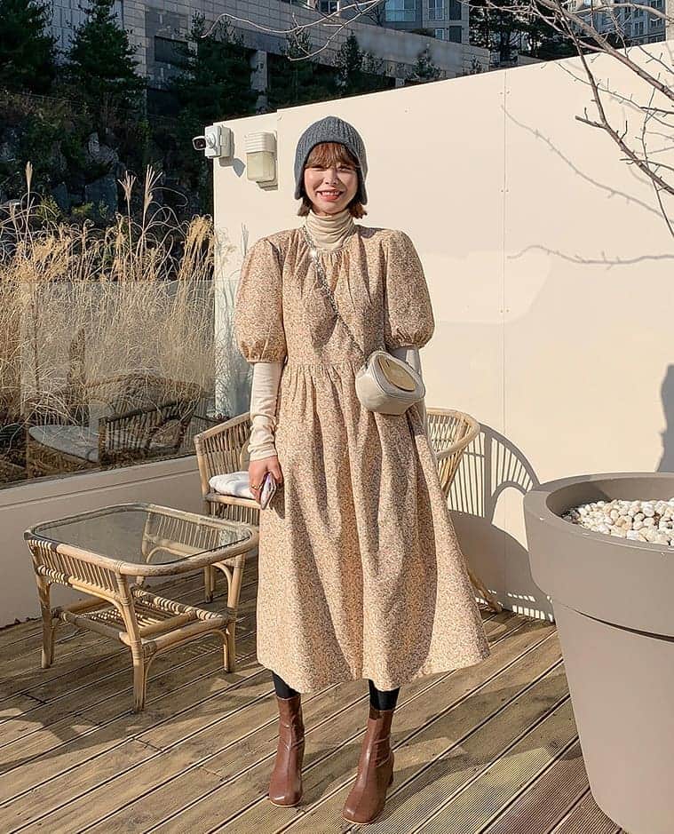 imvelyジャパンのインスタグラム：「フラワーパターンにパフ袖で小顔効果と愛らしさを 兼ね備えた大人可愛いロングワンピースです🌷💕  ロング丈なので負担なく演出できます🙆‍♀️  詳細はサイトでチェックしてください💡  #イムブリー#IMVELY#ワンピース#大人カジュアル#大人可愛い#ootd#デイリー #カジュアルコーデ」