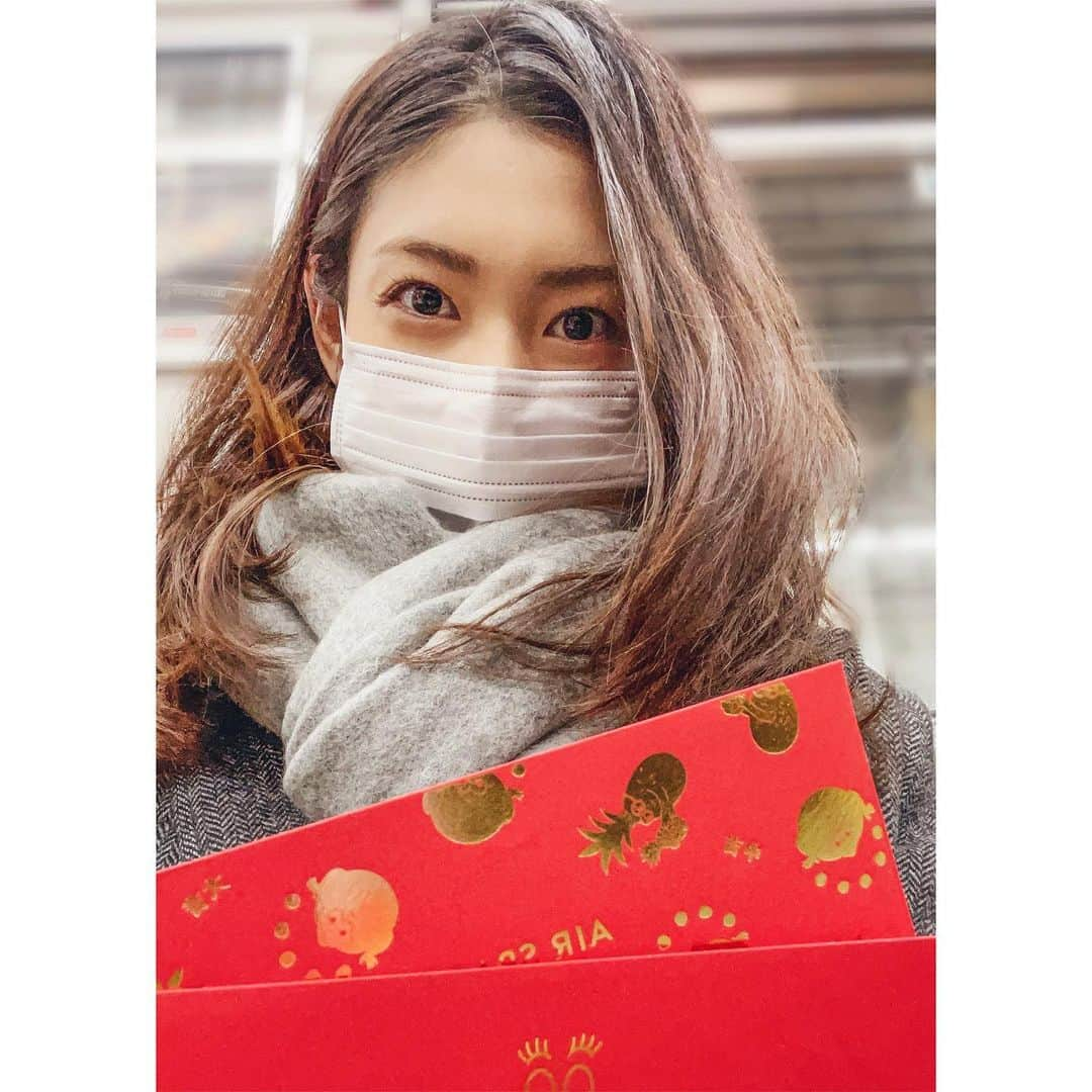 加藤侑紀さんのインスタグラム写真 - (加藤侑紀Instagram)「▽▼ 下面有中文 ▼▽ 『もしあればでいいんですが、お釣りピン札で貰えますか？』 ってレジで聞いたら(お年玉用) 若い子にピン札って通じないのね😂 『🥺❓』って顔で ぐしゃぐしゃのお札くれたよ！🤗 ・ 為了要包紅包，在收銀台問 『麻煩你如果有的話可以用沒折痕的紙鈔找錢嗎』 店員反應『🥺❓』 然後找超醜的紙鈔給我🤗 原來我已經失去了和年輕人溝通能力😂 ・ ・ #ジェネレーションギャップか #ごめんごめんごめん #困らせてごめんね #そんな顔しないで #對不起對不起對不起 #是我不好 #包紅包的年紀 #初お年玉 #新年快樂紅包拿來 #困ったぞ」1月6日 11時15分 - youki_katoo