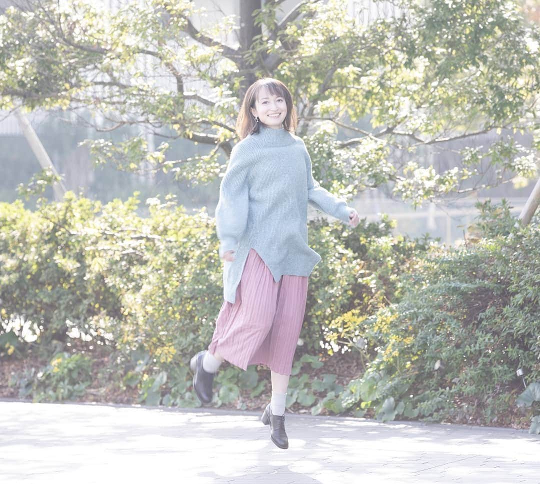 白井珠希のインスタグラム：「* * 2021年、あけましたね。 依然として厳しい世の中ではありますが、"楽しむ"ということも忘れたくないですね。 * 夫の仕事初めと共に、私もワンオペ育児家事スタート🔥 ペース配分を見誤ると夕方くらいには抜け殻になってしまうので、ほどほどにやっていきたいと思います💪 * 撮影のお仕事も少しずつ復帰したい！ * * #portraitphotography #portrait #model #me #mamalife #instagramjapan #fashionsta #fashion #coodinate #jump #モデル #ママモデル #ママファッション  #ママコーデ #ワンオペ育児 #育児 #0歳児ママ #令和2年ベビー #ニットコーデ #ピンクスカート #白井珠希 #ボブヘアー」