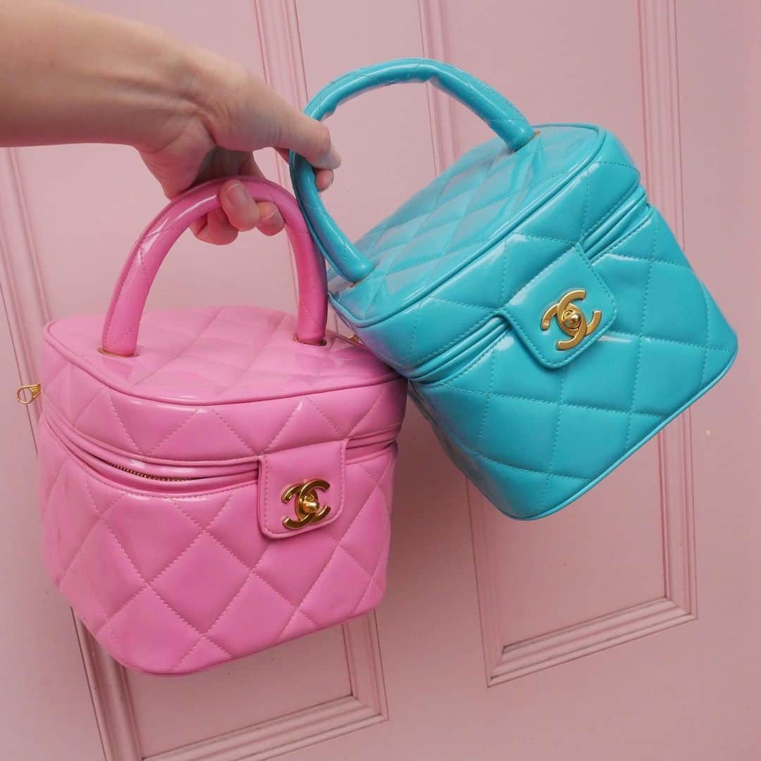 Vintage Brand Boutique AMOREさんのインスタグラム写真 - (Vintage Brand Boutique  AMOREInstagram)「💘RARE FIND💘 Vintage Chanel Patent Heart Mirror Vanity Bags  in Light Pink & Turquoise Blue from Spring Summer 1995🧚🏻‍♀️ Available  Online For Purchase